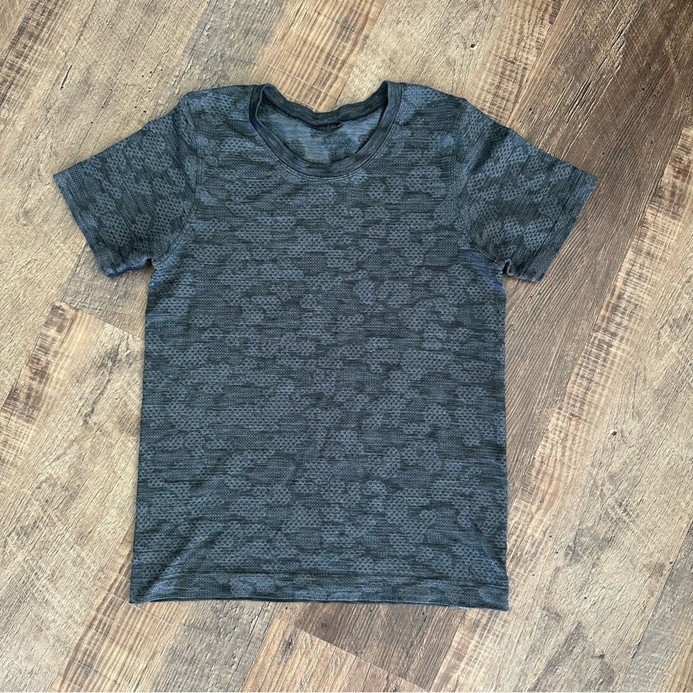 Lululemon breeze by tee